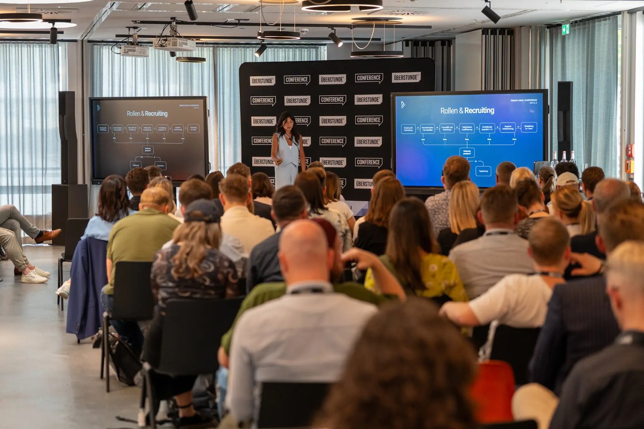 Speakerin auf der Bühne bei der CONFERENCE