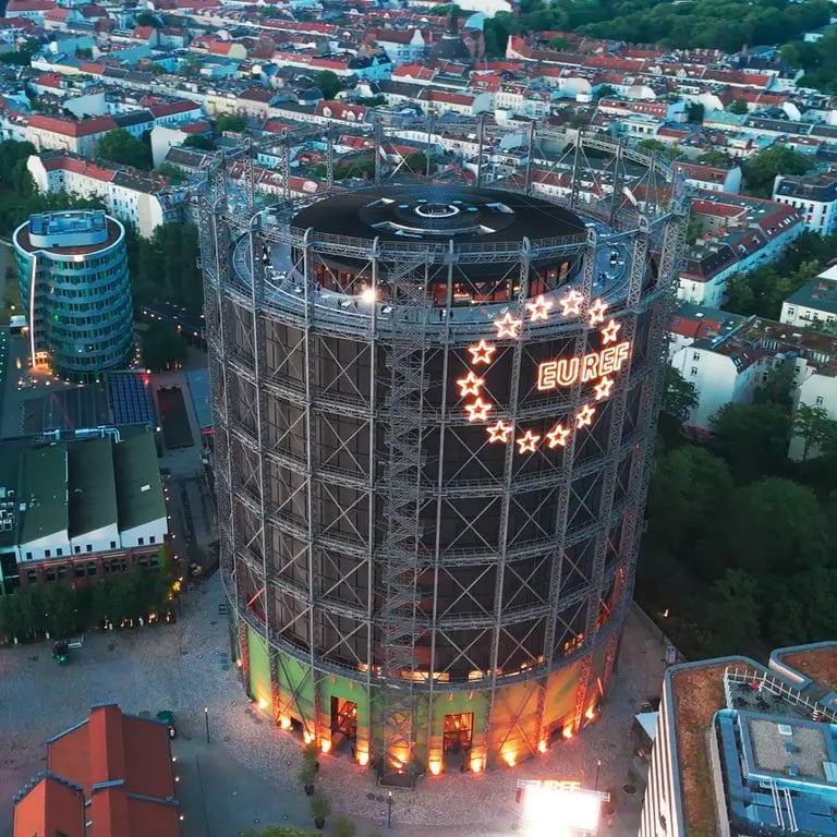 Steffen und Raphael vor der CONFERENCE Bühne lächeln ins Publikum